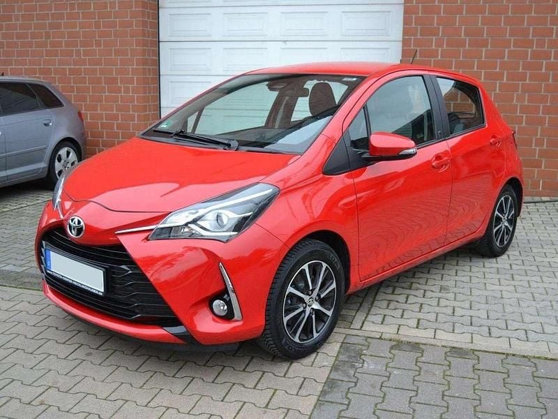 Gebraucht Toyota Yaris 111 PS (81 kW) 2017 Weiß Limousine
