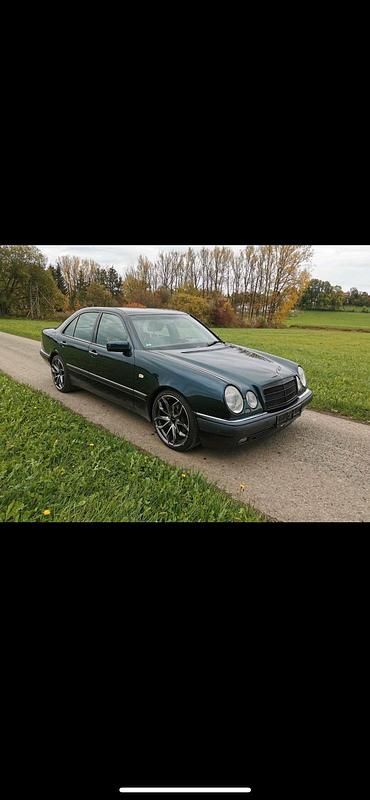 Grün Gebraucht 1997 Mercedes E420 Limousine | 3.400 € - Bild 1/4