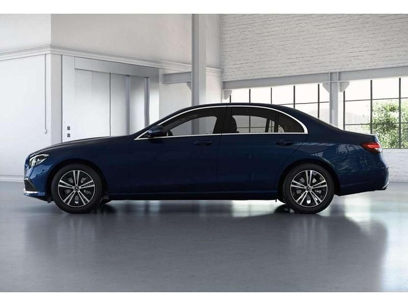 Gebraucht Mercedes E220 Avantgarde 200 PS (147 kW) 2022 Metalliclack nautikblau Limousine