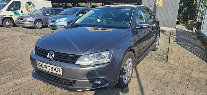 Gebraucht VW Jetta Trendline 105 PS (77 kW) 2011 Platinum grey metallic Limousine