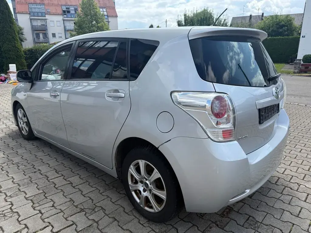 Gebraucht Toyota Verso Executive 126 PS (92 kW) 2012 Silber Van / Kleinbus