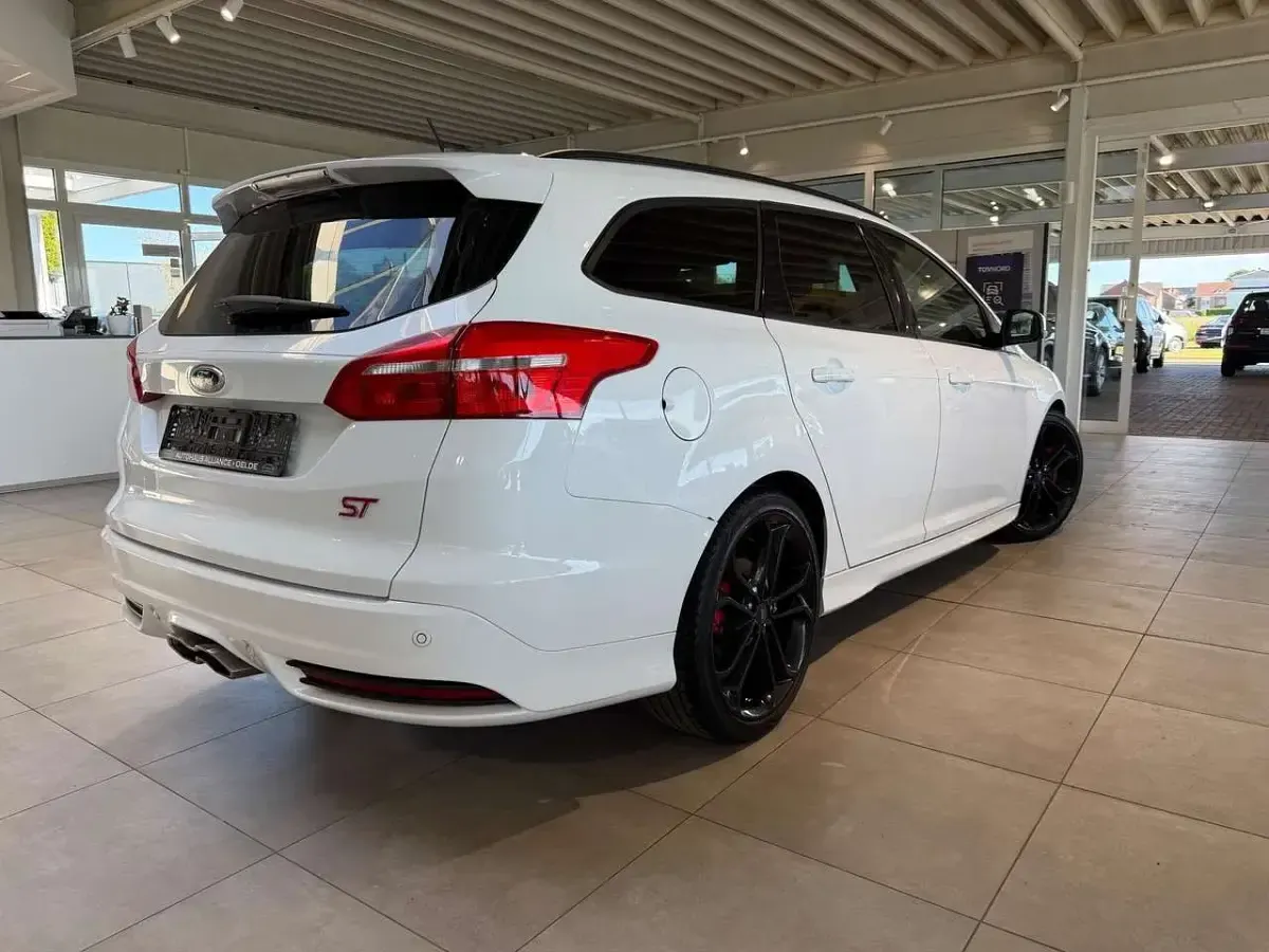 Gebraucht Ford Focus ST 185 PS (136 kW) 2016 Frostweiß Kombi
