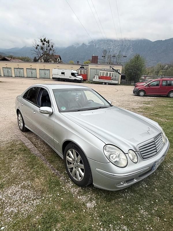 Second-hand Mercedes E500 306 CP (225 kW) 2003 Argintiu Berlinǎ