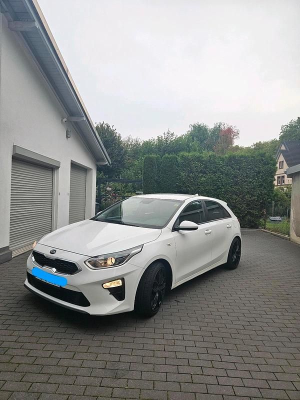 Weiß Gebraucht 2019 Kia Ceed Edition 7 Kleinwagen | 13.250 € (Teuer) - Bild 1/4