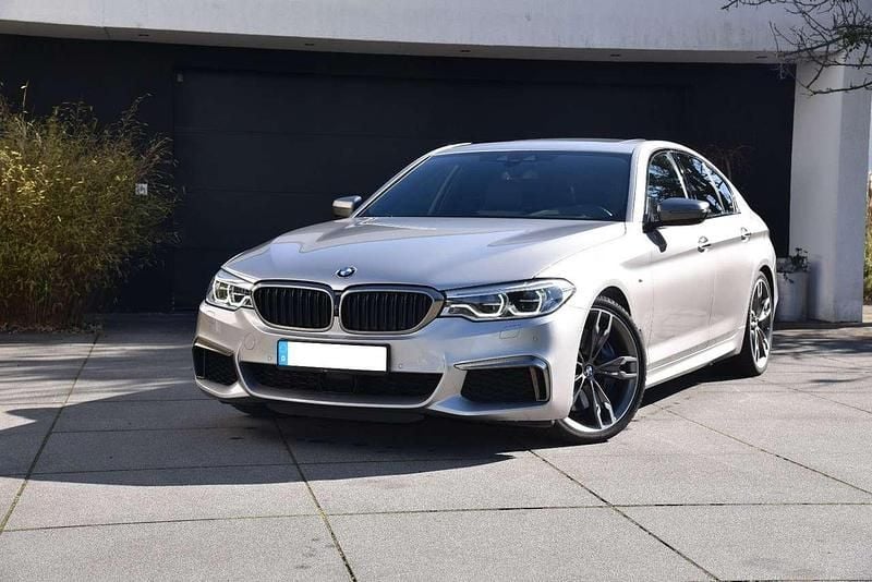 Rhodonitsilber metallic Gebraucht 2018 BMW 550 Limousine | 43.950 € (Fairer Preis) - Bild 1/4