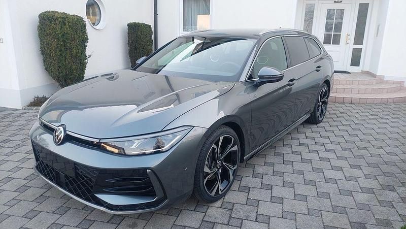 Gebraucht VW Passat R-line 150 PS (110 kW) 2025 Grau Kombi