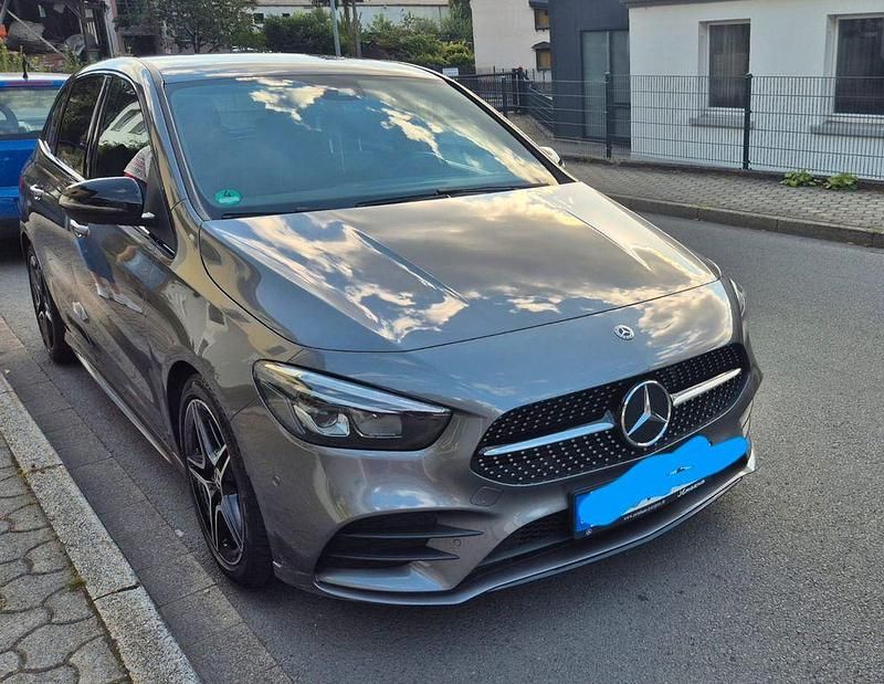 Grau Gebraucht 2020 Mercedes B180 AMG line Van / Kleinbus | 24.500 € (Fairer Preis) - Bild 1/4