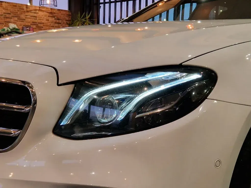 Gebraucht Mercedes E300 AMG line 306 PS (225 kW) 2020 Weiß Limousine
