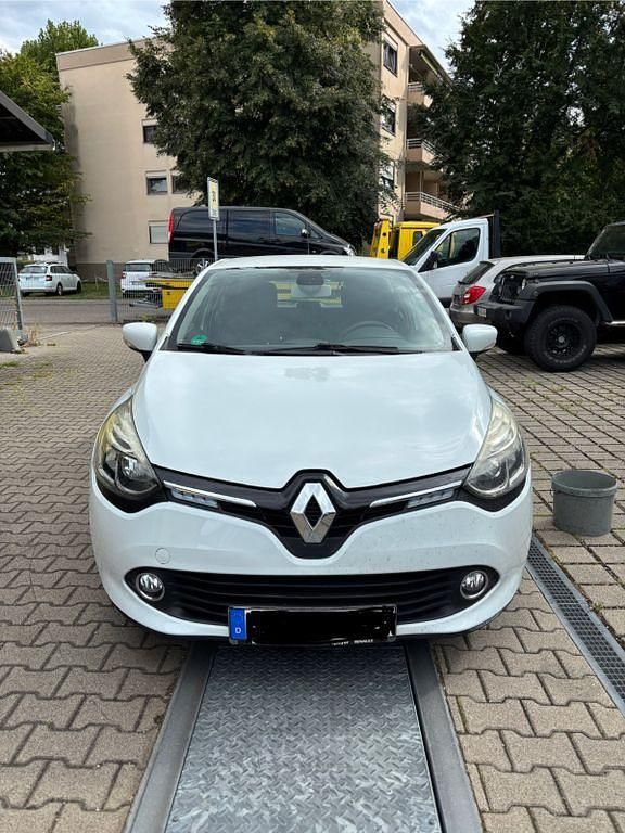 Weiß Gebraucht 2015 Renault Clio IV Dynamique Limousine | 5.600 € (Fairer Preis) - Bild 1/4