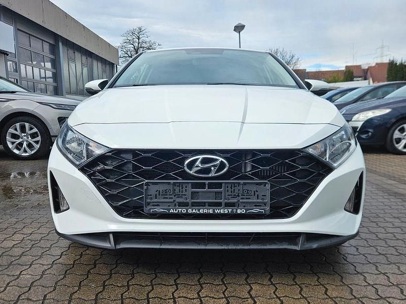 Gebraucht Hyundai i20 Select 101 PS (74 kW) 2021 Weiß Kleinwagen