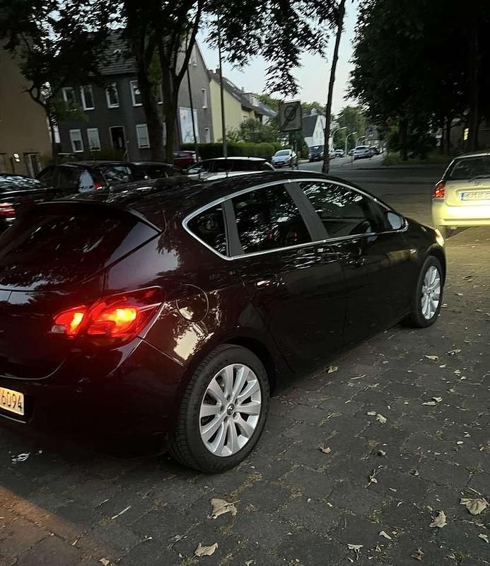 Braun Gebraucht 2013 Opel Astra Edition Limousine | 4.350 € (Guter Preis) - Bild 1/4