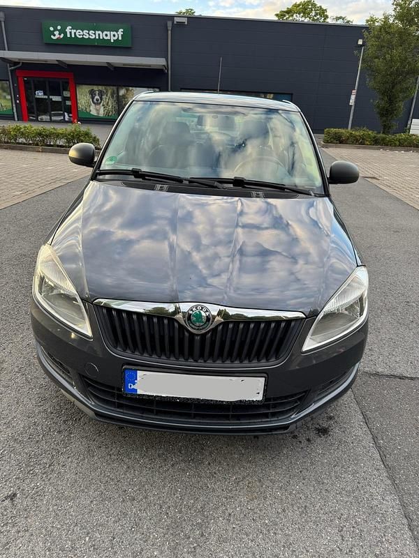 Grau Gebraucht 2011 Skoda Fabia Classic Kleinwagen | 3.250 € (Fairer Preis) - Bild 1/4