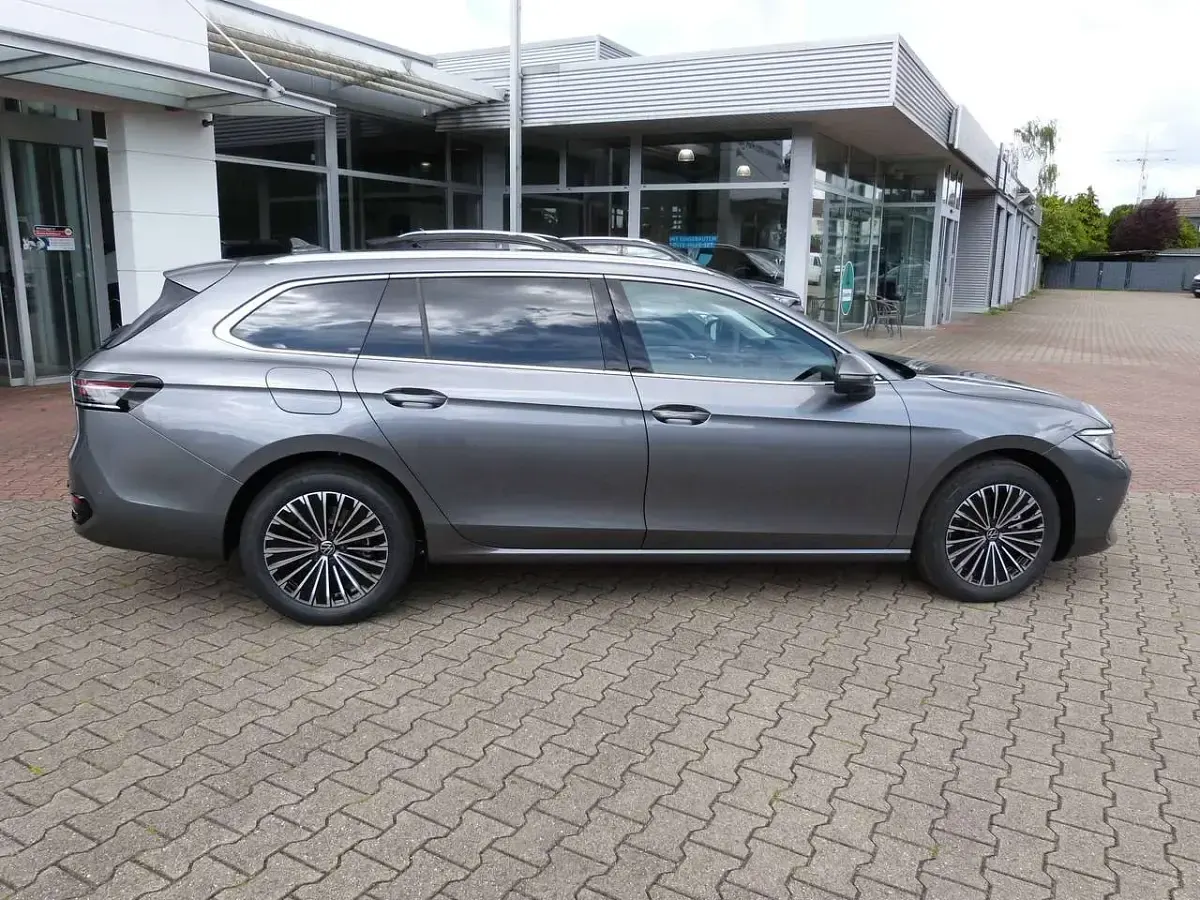 Gebraucht VW Passat Elegance 150 PS (110 kW) 2026 Diabasgrau metallic Kombi