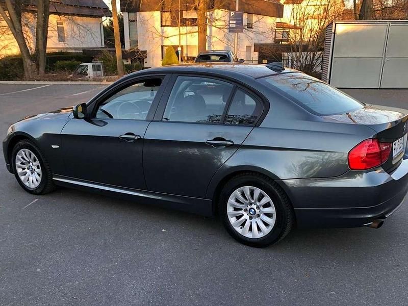 Grau Gebraucht 2009 BMW 318 Limousine | 4.490 € (Fairer Preis) - Bild 1/4