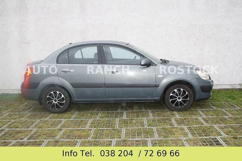 Grau Gebraucht 2009 Kia Rio Limousine | 4.650 € (Fairer Preis) - Bild 1/4