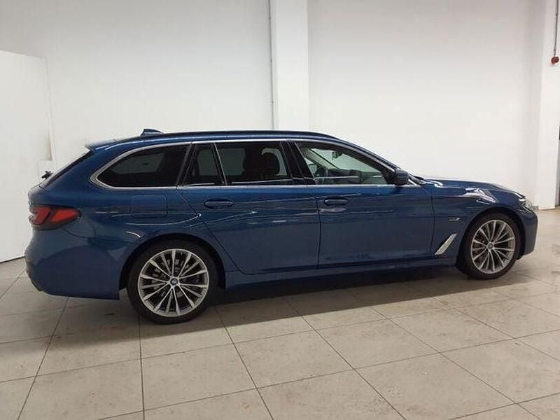 Gebraucht BMW 530e Luxury Line 184 PS (135 kW) 2022 Phytonicblau metallic Kombi