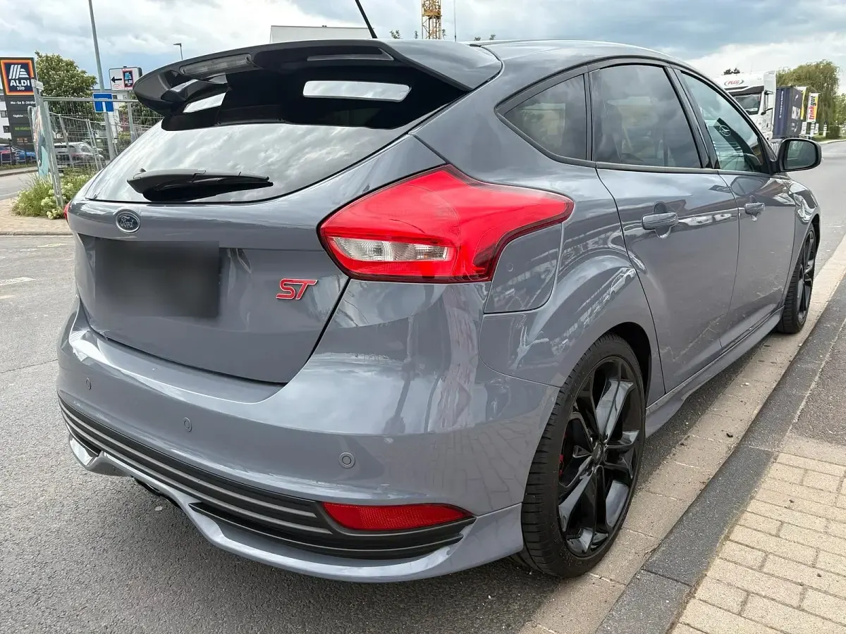 Gebraucht Ford Focus ST 250 PS (183 kW) 2018 Grau Limousine