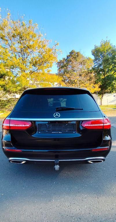Schwarz Gebraucht 2017 Mercedes E200 Avantgarde Kombi | 16.250 € (Guter Preis) - Bild 1/4