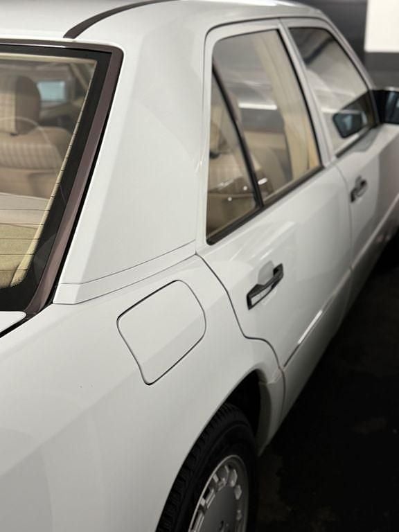 Gebraucht Mercedes E260 160 PS (117 kW) 1992 Weiß Limousine