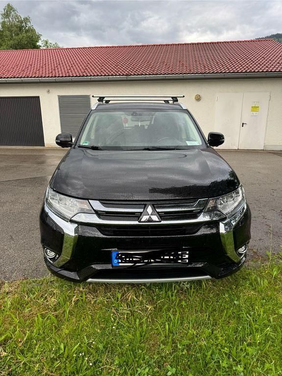 Schwarz Gebraucht 2018 Mitsubishi Outlander P-HEV SUV | 20.400 € (Etwas zu teuer) - Bild 1/4