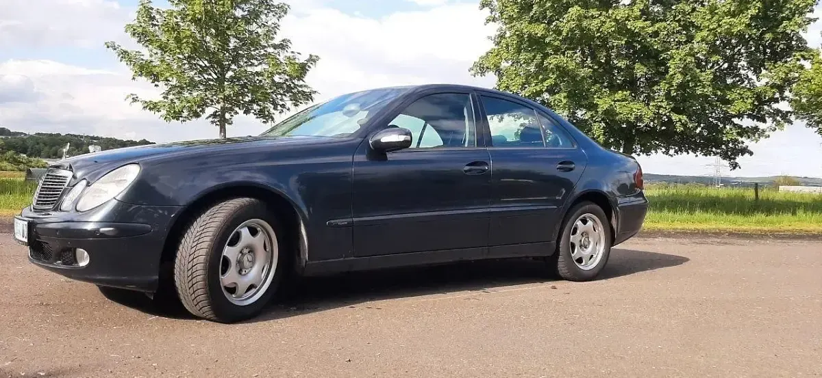 Gebraucht Mercedes E220 150 PS (110 kW) 2002 Schwarz Limousine