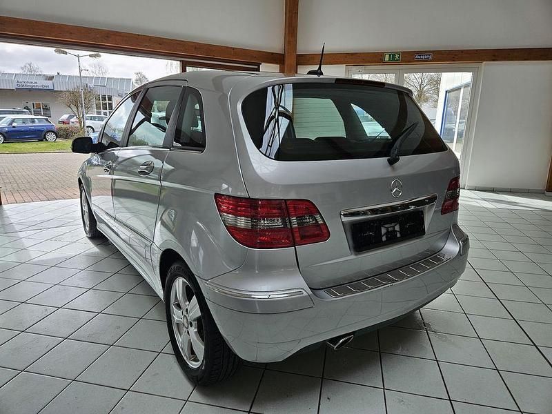 Gebraucht Mercedes B180 116 PS (85 kW) 2009 Silber Van / Kleinbus
