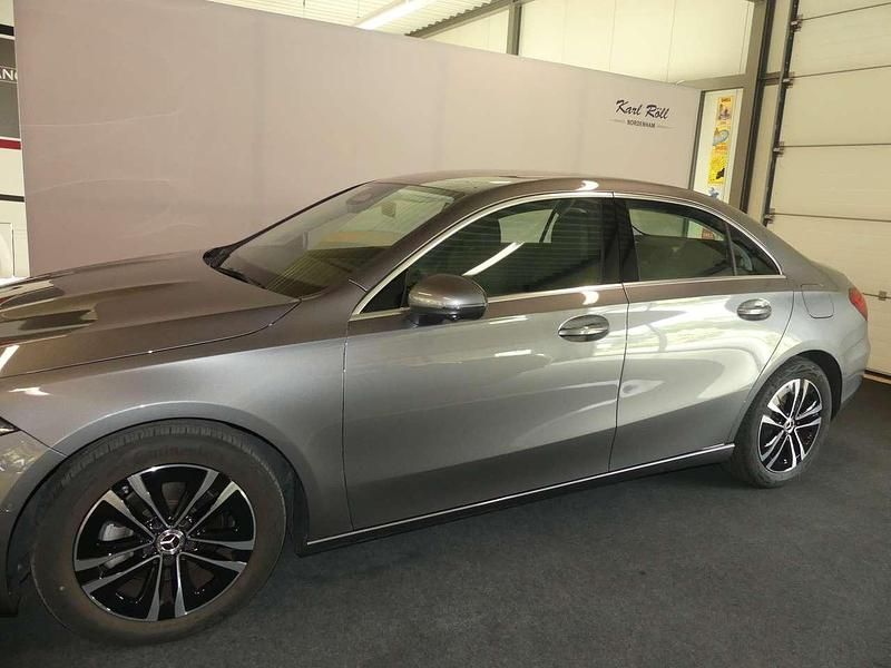 Gebraucht Mercedes A200 Advanced 163 PS (119 kW) 2024 Mountaingrau Limousine