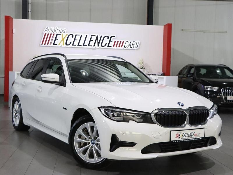Weiß Gebraucht 2022 BMW 330 Advantage Kombi | 29.993 € (Fairer Preis) - Bild 1/4