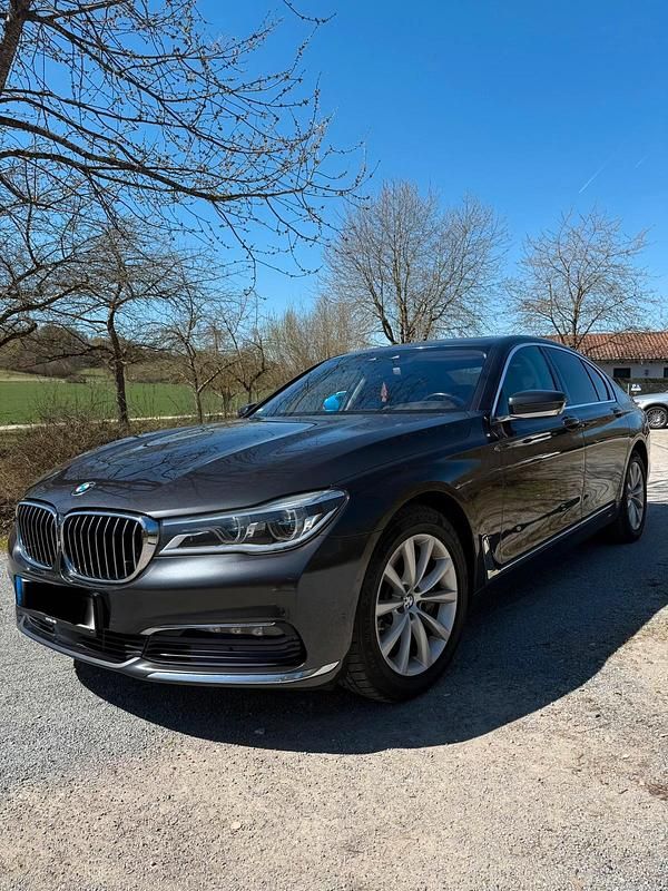Gebraucht BMW 730 265 PS (194 kW) 2016 Grau Limousine