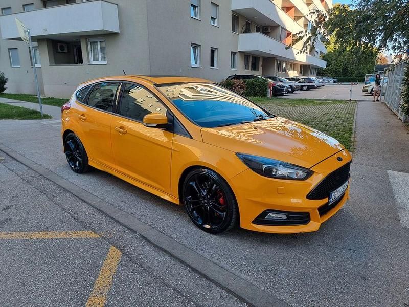 Orange Gebraucht 2018 Ford Focus Sport Limousine | 19.500 € - Bild 1/4