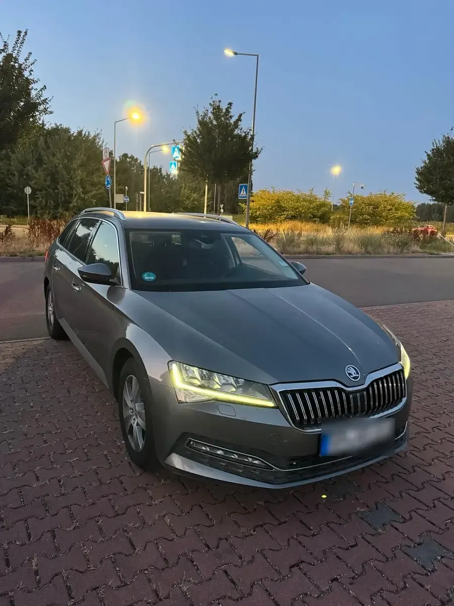 Gebraucht Skoda Superb Style 150 PS (110 kW) 2022 Grau Kombi