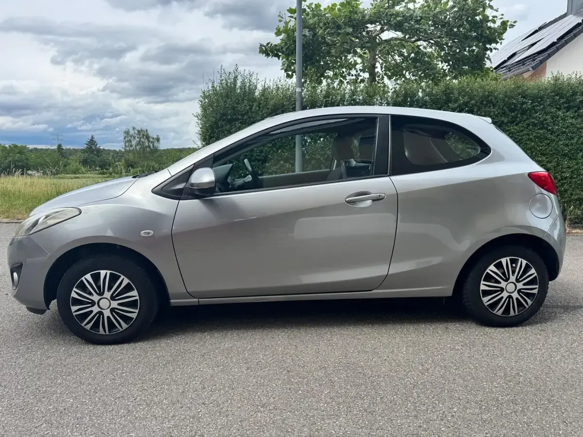 Gebraucht Mazda 2 75 PS (55 kW) 2011 Silber Kleinwagen
