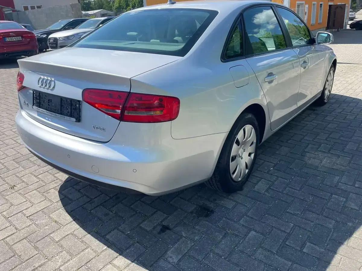 Gebraucht Audi A4 Attraction 120 PS (88 kW) 2012 Eissilber metallic Limousine