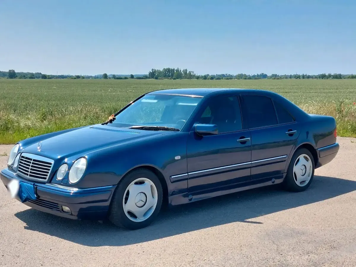 Gebraucht Mercedes E280 193 PS (141 kW) 1996 Blau Limousine