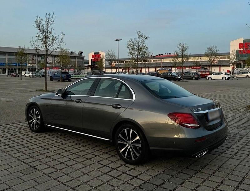 Gebraucht Mercedes E200 197 PS (144 kW) 2019 Andere farben Limousine