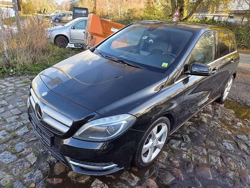 Kosmosschwarz metalliclack Gebraucht 2014 Mercedes B180 Van / Kleinbus | 4.500 € (Superpreis) - Bild 1/4