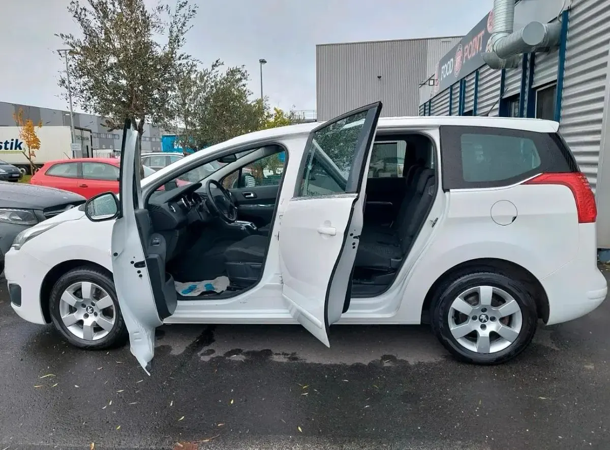 Gebraucht Peugeot 5008 120 PS (88 kW) 2016 Weiß Kleinwagen