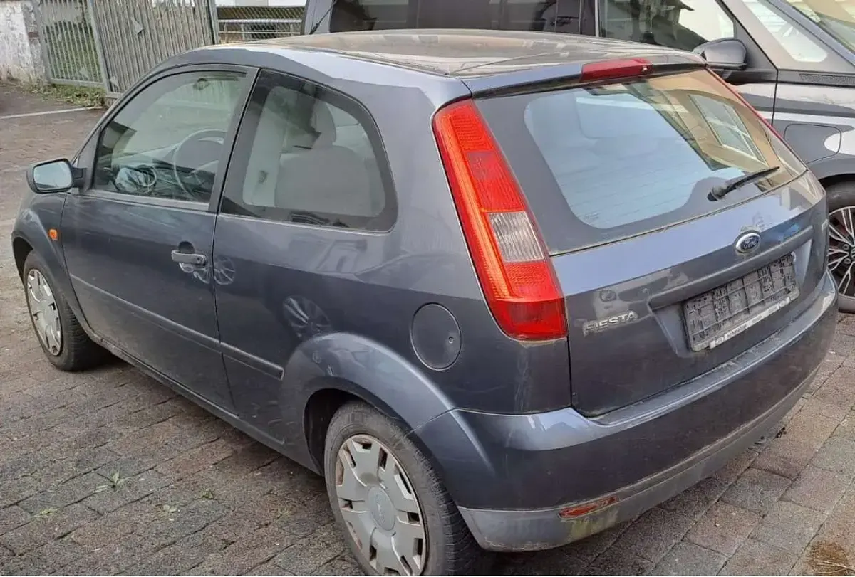 Gebraucht Ford Fiesta Ambiente 68 PS (50 kW) 2002 Spacegreymetallik Kleinwagen