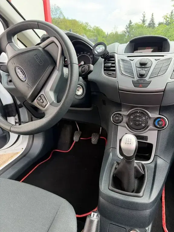 Usata Ford Fiesta Ambiente 60 CV (44 kW) 2011 Bianco Berlina