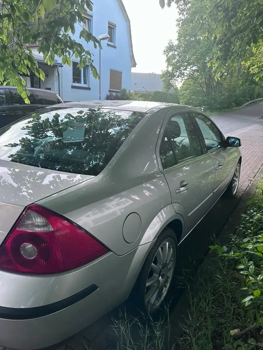 Gebraucht Ford Mondeo 140 PS (102 kW) 2003 Silber Kleinwagen