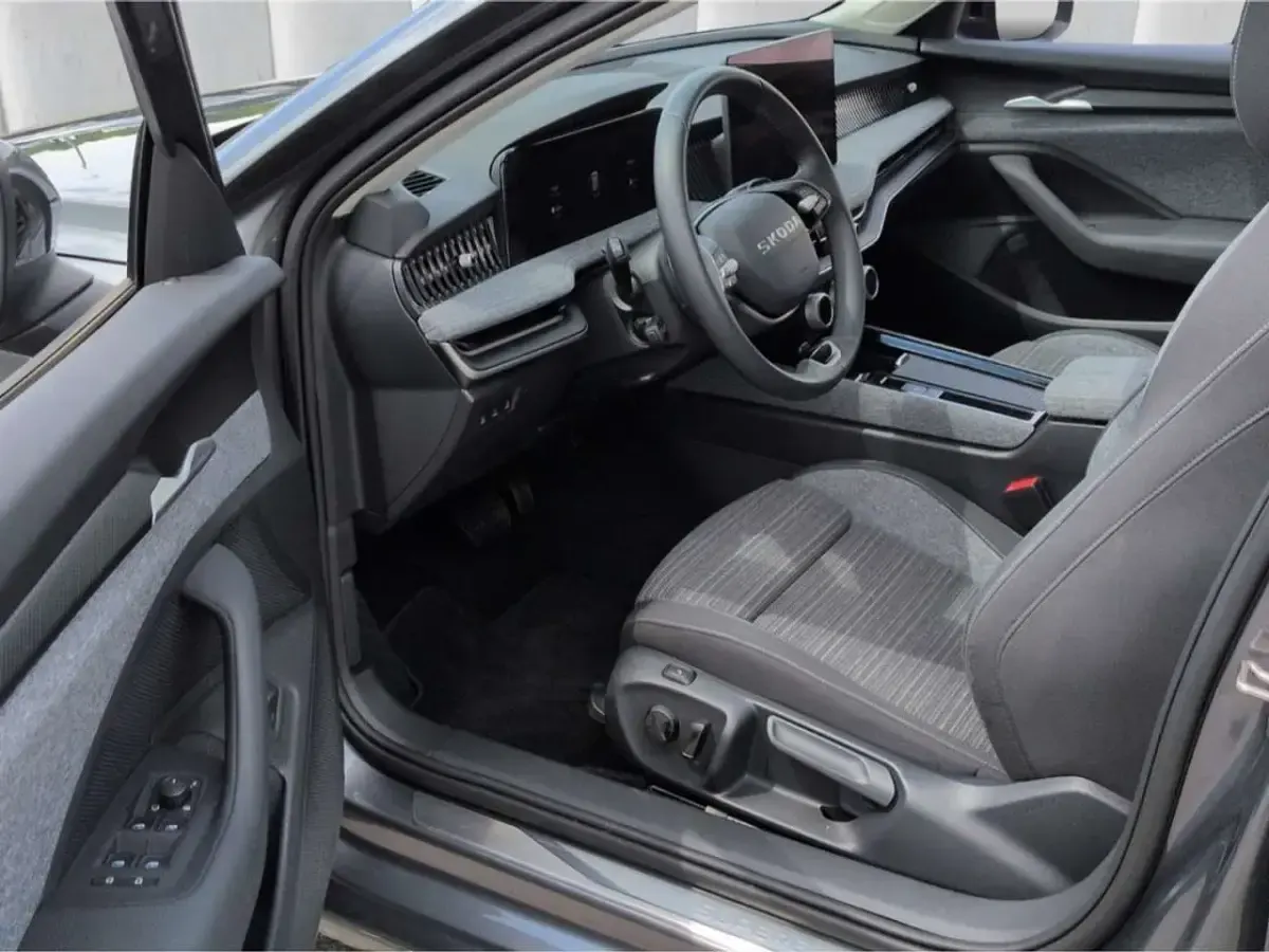 Gebraucht Skoda Superb Selection 150 PS (110 kW) 2025 Grau Kombi