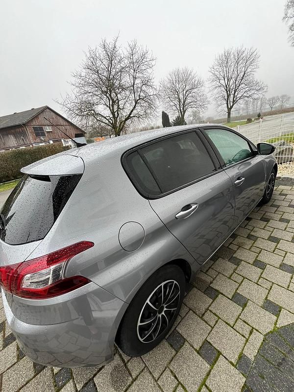 Gebraucht Peugeot 308 99 PS (72 kW) 2015 Silber Limousine