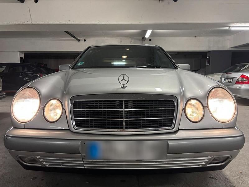 Gebraucht Mercedes E200 136 PS (100 kW) 1997 Silber Limousine