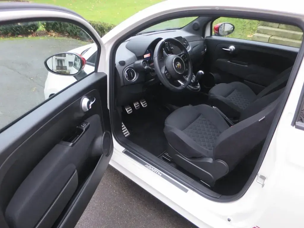 Second-hand Abarth 595C 165 CP (121 kW) 2022 Negru Cabrio