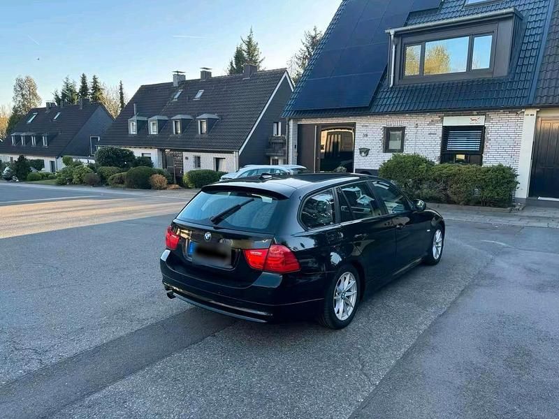 Second-hand BMW 318 143 CP (105 kW) 2010 Negru Break