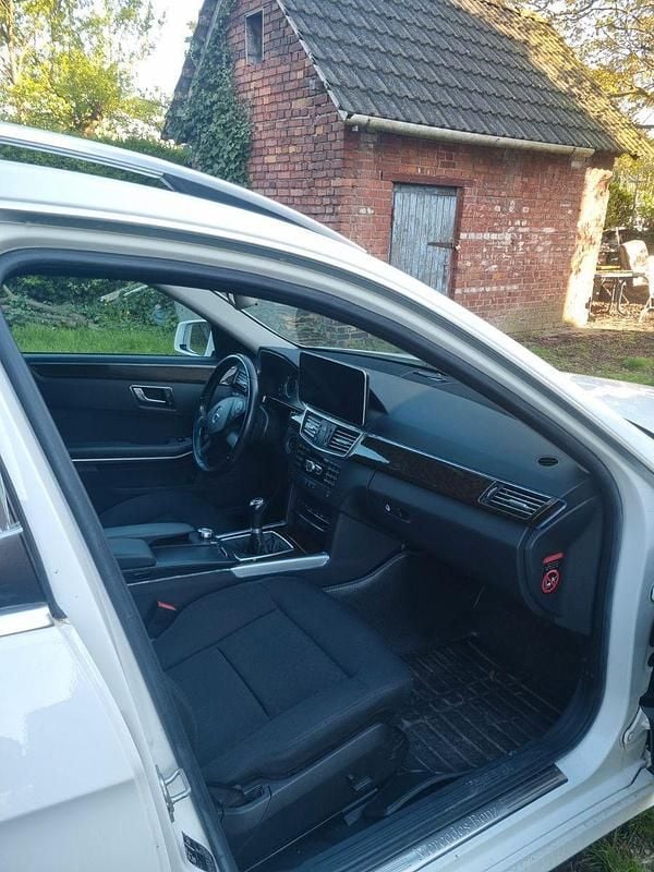 Second-hand Mercedes E220 Elegance 170 CP (125 kW) 2012 Alb Break