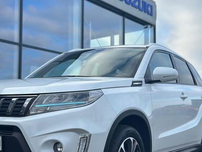 Cool white pearl metallic Gebraucht 2024 Suzuki Vitara Comfort+ SUV | 23.490 € (Teuer) - Bild 1/4