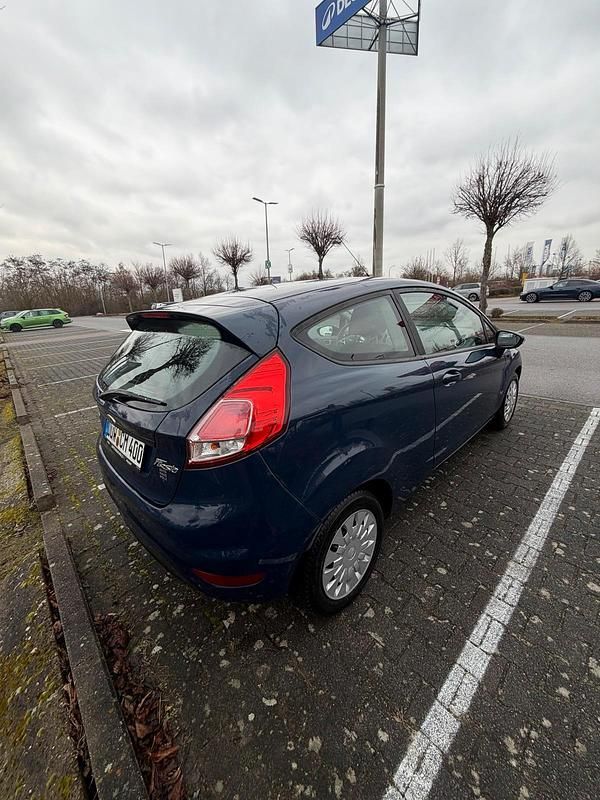 Gebraucht Ford Fiesta 95 PS (69 kW) 2014 Blau Kleinwagen
