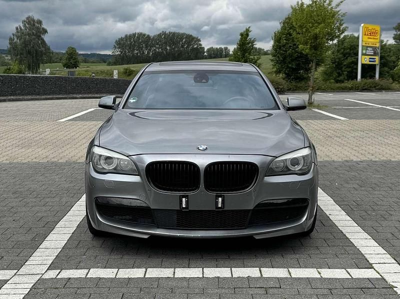 Grau Gebraucht 2011 BMW 750L Limousine | 13.500 € (Fairer Preis) - Bild 1/4