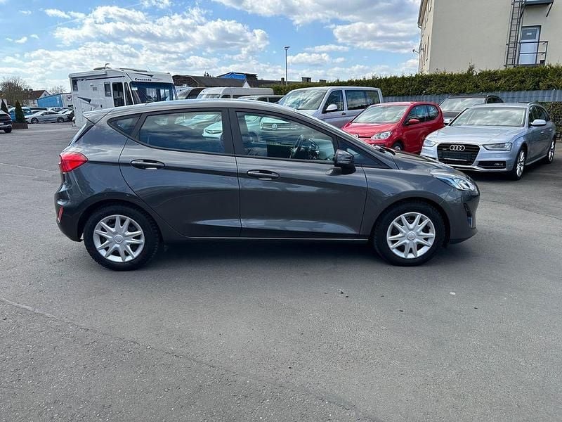 Gebraucht Ford Fiesta Cool & Connect 101 PS (74 kW) 2018 Grau Kleinwagen